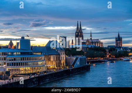 Skyline mit Kölner Dom, katholischer Gross St. Martin Kirche, Schokoladenmuseum, Sonnenuntergang, Rhein, Köln, Nordrhein-Westfalen, Deutschland Stockfoto