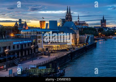 Skyline mit Kölner Dom, katholischer Gross St. Martin Kirche, Schokoladenmuseum, Deutsches Sport- und Olympiamuseum, Sonnenuntergang, Rhein, Köln, Nord Stockfoto