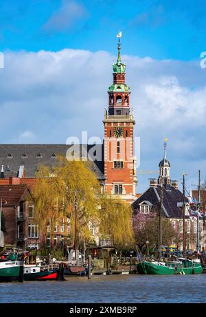 Skyline der Altstadt, auf der Leda, Rathaus, Museumshafen, alte Stadthäuser, Leer, Ostfriesland, Niedersachsen Stockfoto