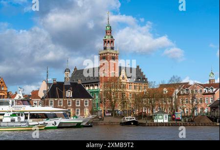 Skyline der Altstadt, auf der Leda, Rathaus, Museumshafen, alte Stadthäuser, Leer, Ostfriesland, Niedersachsen Stockfoto