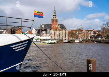 Skyline der Altstadt, auf der Leda, Rathaus, Museumshafen, alte Stadthäuser, Leer, Ostfriesland, Niedersachsen Stockfoto