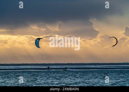 Kitesurfer, Nordsee, Wetter, Sturm, Sonnenuntergang, Nordseeinsel Borkum, Ostfriesland, Niedersachsen, Deutschland Stockfoto