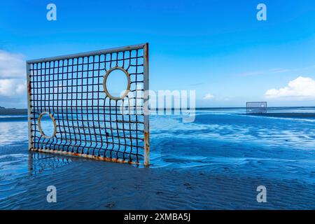 Fußballplatz, Fußballfeld, Tor Tor Tor, am Strand, Gezeitenbach, im Westen von Borkum, Insel, Ostfriesland, Winter, Saison, Herbst, Niedersachsen Stockfoto