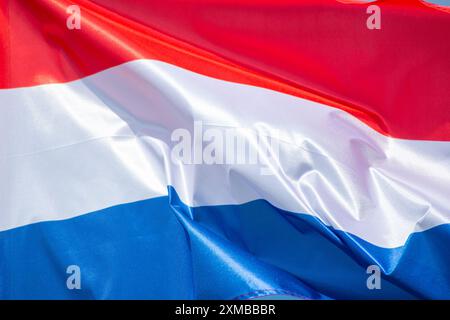 Detail einer französischen Flagge, die im Wind flattert Stockfoto