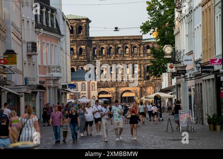 Porta Nigra, römisches Stadttor, UNESCO-Weltkulturerbe, in Trier, Rheinland-Pfalz, Deutschland Stockfoto