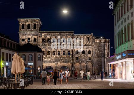 Porta Nigra, römisches Stadttor, UNESCO-Weltkulturerbe, in Trier, Rheinland-Pfalz, Deutschland Stockfoto