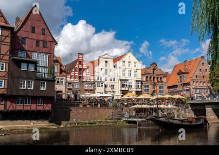 Altstadt Lüneburg, Stintmarkt an der Ilmenau, historisches Hafenviertel, viele Restaurants, Kneipen, Cafés, Niedersachsen, Deutschland Stockfoto