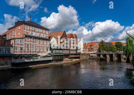 Altstadt Lüneburg, Stintmarkt an der Ilmenau, historisches Hafenviertel, viele Restaurants, Kneipen, Cafés, Niedersachsen, Deutschland Stockfoto