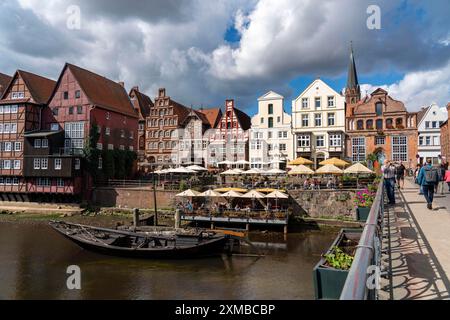 Altstadt Lüneburg, Stintmarkt an der Ilmenau, historisches Hafenviertel, viele Restaurants, Kneipen, Cafés, Niedersachsen, Deutschland Stockfoto