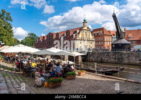 Die Altstadt Lüneburg, historischer Hafenkran, Holzkran, an der Ilmenau, im historischen Hafenviertel Niedersachsen Stockfoto