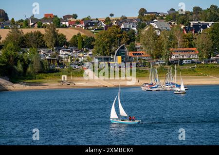 Moehne See, Stausee im nördlichen Sauerland, Segelboote, extrem niedriger Wasserstand des Stausees, nur 61 Prozent voll, Norden Stockfoto