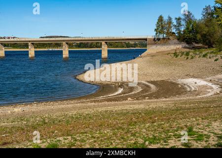 Moehne See, Stausee im nördlichen Sauerland, Südufer, extrem niedriger Wasserstand des Stausees, nur 61 Prozent voll, Norden Stockfoto