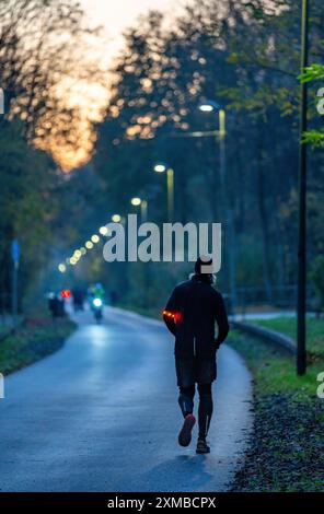 Die Nordbahntrasse, ein Radweg, Fußweg, auf einer ehemaligen 22 km langen Bahnstrecke, entlang der West-Ost-Achse Wuppertals, am Nordhang, mit Stockfoto