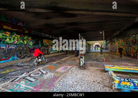 Die Nordbahntrasse, ein Radweg, Fußweg, auf einer ehemaligen 22 km langen Bahnstrecke, entlang der West-Ost-Achse Wuppertals, am Nordhang, mit Stockfoto