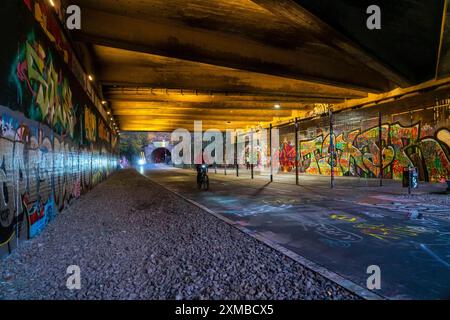 Die Nordbahntrasse, ein Radweg, Fußweg, auf einer ehemaligen 22 km langen Bahnstrecke, entlang der West-Ost-Achse Wuppertals, am Nordhang, mit Stockfoto