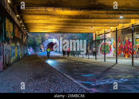 Die Nordbahntrasse, ein Radweg, Fußweg, auf einer ehemaligen 22 km langen Bahnstrecke, entlang der West-Ost-Achse Wuppertals, am Nordhang, mit Stockfoto