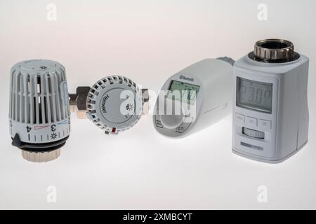 Heizungsthermostate, digitale und manuelle Thermostate, zur Wärmeregelung an Heizungssystemen Stockfoto