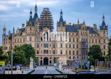 Schwerin, Deutschland. Juli 2024. Schloss Schwerin mit goldenem Kuppelgerüst für Reparaturarbeiten. Am 27.07.2027 soll in Neu-Delhi (Indien) beschlossen werden, das Schweriner Wohnensemble in die begehrte UNESCO-Liste des Weltkulturerbes aufzunehmen. Schwerin hofft, dass seine Aufnahme in das UNESCO-Weltkulturerbe den Tourismus ankurbeln und mehr internationale Aufmerksamkeit erregen wird. Quelle: Jens Büttner/dpa/Alamy Live News Stockfoto