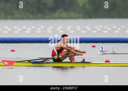 Paris, Frankreich. Juli 2024. PARIS, FRANKREICH - 27. JULI: Hin Chun Chiu aus Hongkong, China, konkurriert am 27. Juli 2024 in Paris, Frankreich bei den Single Sculls Heats der Männer während der Olympischen Spiele 2024 im Nautikstadion Vaires-Sur-Marne. (Foto von Andre Weening/Orange Pictures) Credit: Orange Pics BV/Alamy Live News Stockfoto
