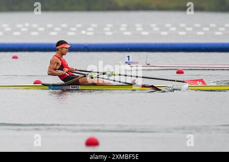Paris, Frankreich. Juli 2024. PARIS, FRANKREICH - 27. JULI: Hin Chun Chiu aus Hongkong, China, konkurriert am 27. Juli 2024 in Paris, Frankreich bei den Single Sculls Heats der Männer während der Olympischen Spiele 2024 im Nautikstadion Vaires-Sur-Marne. (Foto von Andre Weening/Orange Pictures) Credit: Orange Pics BV/Alamy Live News Stockfoto