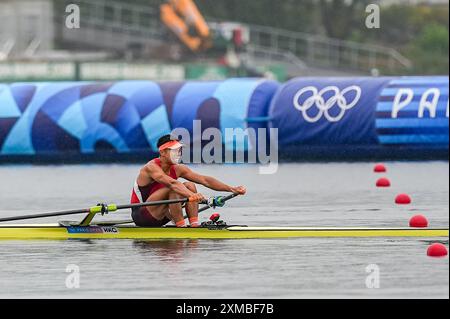 Paris, Frankreich. Juli 2024. PARIS, FRANKREICH - 27. JULI: Hin Chun Chiu aus Hongkong, China, konkurriert am 27. Juli 2024 in Paris, Frankreich bei den Single Sculls Heats der Männer während der Olympischen Spiele 2024 im Nautikstadion Vaires-Sur-Marne. (Foto von Andre Weening/Orange Pictures) Credit: Orange Pics BV/Alamy Live News Stockfoto