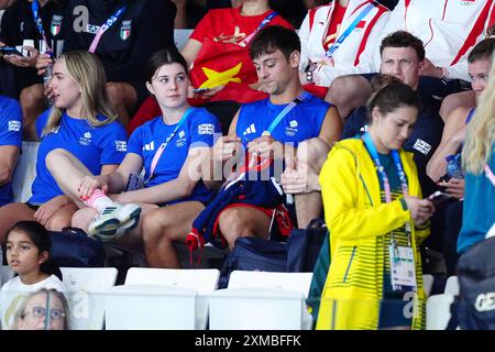 Der britische Tom Daley strickt, während er am ersten Tag der Olympischen Spiele in Paris 2024 in Frankreich das 3-m-Springboard-Finale der Frauen im Aquatics Centre ansieht. Bilddatum: Samstag, 27. Juli 2024. Stockfoto