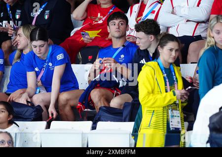 Der britische Tom Daley strickt, während er am ersten Tag der Olympischen Spiele in Paris 2024 in Frankreich das 3-m-Springboard-Finale der Frauen im Aquatics Centre ansieht. Bilddatum: Samstag, 27. Juli 2024. Stockfoto