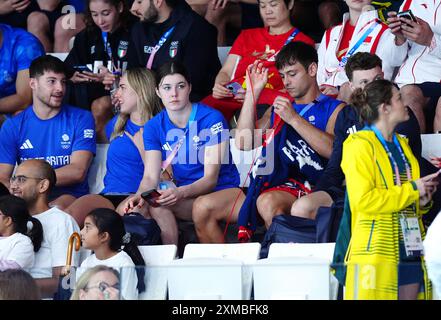 Der britische Tom Daley strickt, während er am ersten Tag der Olympischen Spiele in Paris 2024 in Frankreich das 3-m-Springboard-Finale der Frauen im Aquatics Centre ansieht. Bilddatum: Samstag, 27. Juli 2024. Stockfoto