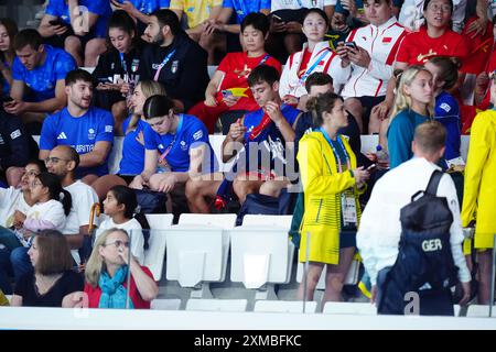 Der britische Tom Daley strickt, während er am ersten Tag der Olympischen Spiele in Paris 2024 in Frankreich das 3-m-Springboard-Finale der Frauen im Aquatics Centre ansieht. Bilddatum: Samstag, 27. Juli 2024. Stockfoto