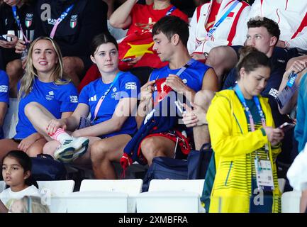 Der britische Tom Daley strickt, während er am ersten Tag der Olympischen Spiele in Paris 2024 in Frankreich das 3-m-Springboard-Finale der Frauen im Aquatics Centre ansieht. Bilddatum: Samstag, 27. Juli 2024. Stockfoto
