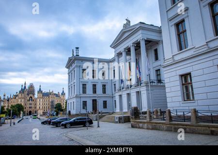 Schwerin, Deutschland. Juli 2024. Das Gebäude der Landeskanzlei und das Schloss Schwerin sind Teil des Wohnensembles. Am 27. Juli 2027 soll in Neu-Delhi (Indien) beschlossen werden, das Schwerin Residence Ensemble in die begehrte UNESCO-Liste des Weltkulturerbes aufzunehmen. Schwerin hofft, dass seine Aufnahme in die Liste des UNESCO-Weltkulturerbes den Tourismus ankurbeln und auch mehr internationale Aufmerksamkeit erregen wird. Quelle: Jens Büttner/dpa/Alamy Live News Stockfoto