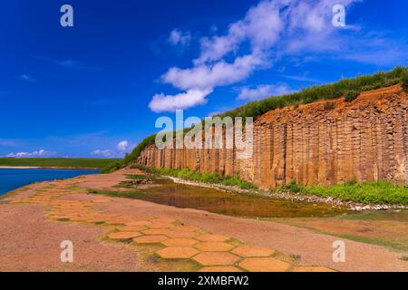 Daguoye Columnar Basalt mit blauem Himmel im Hintergrund Stockfoto
