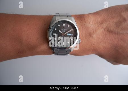 Seiko Automatikuhr für Herren Foto, Modellnummer SRPE51k1 am linken Handgelenk für Herren. Stockfoto