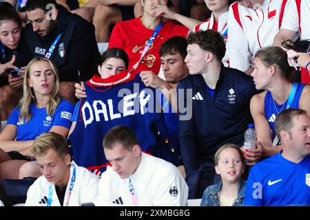 Der britische Tom Daley strickt, während er am ersten Tag der Olympischen Spiele in Paris 2024 in Frankreich das 3-m-Springboard-Finale der Frauen im Aquatics Centre ansieht. Bilddatum: Samstag, 27. Juli 2024. Stockfoto