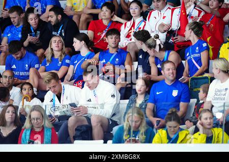 Der britische Tom Daley strickt, während er am ersten Tag der Olympischen Spiele in Paris 2024 in Frankreich das 3-m-Springboard-Finale der Frauen im Aquatics Centre ansieht. Bilddatum: Samstag, 27. Juli 2024. Stockfoto