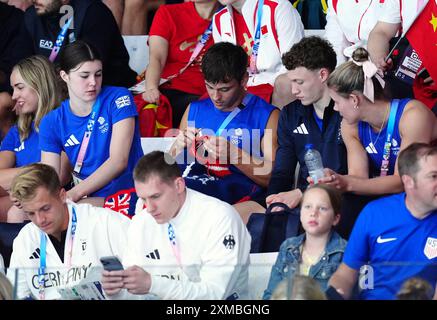 Der britische Tom Daley strickt, während er am ersten Tag der Olympischen Spiele in Paris 2024 in Frankreich das 3-m-Springboard-Finale der Frauen im Aquatics Centre ansieht. Bilddatum: Samstag, 27. Juli 2024. Stockfoto