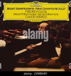 Plattencover aus Vintage-Vinyl. Mozart Klavierkonzerte Nr. 25 und 27. Friedrich Gulda-Wiener Philharmoniker. Claudio Abbado, Deutsche Grammophon, 1976 Stockfoto