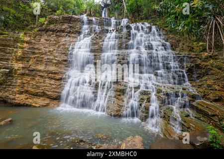 Tarzan Falls, auch bekannt als Kanuon Falls, ist ein mehrstufiger Wasserfall im Dschungel auf der Insel Guam, Mikronesien, Marianen und Pazifik. . Stockfoto