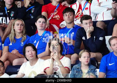 Der britische Tom Daley strickt, während er am ersten Tag der Olympischen Spiele in Paris 2024 in Frankreich das 3-m-Springboard-Finale der Frauen im Aquatics Centre ansieht. Bilddatum: Samstag, 27. Juli 2024. Stockfoto