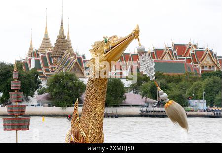 Eine Dekoration, die auf dem königlichen Lastkahn während der königlichen Barge Prozession auf dem Chao Phraya Fluss in Bangkok zu sehen war. Die Zeremonie der königlichen Barge-Prozession findet auf dem Fluss Chao Phraya anlässlich des thailändischen Königs Maha Vajiralongkorn Bodindradebayavarangkun (Rama X) zum 72. Geburtstag statt, der am 28. Juli stattfindet. und findet am 27. Oktober wieder auf dem Chao Phraya statt, um die Zeremonie der königlichen Barge-Prozession zu feiern, um dem buddhistischen Mönch die Königliche Kathedrale oder die Gewänder zu überreichen. oder die königliche buddhistische Zeremonie des Kathin-Ritus findet am 27. Oktober auf dem Chao Phraya River statt. Stockfoto