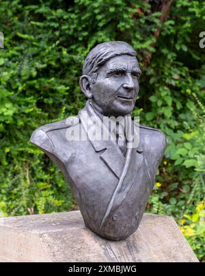 Bronzestatue von Bill McLaren, Kommentator der BBC Rugby Union, im Wilton Lodge Park, Hawick, Schottland, Großbritannien Stockfoto