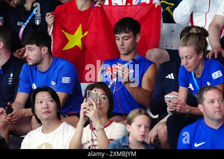 Der britische Tom Daley strickt, während er am ersten Tag der Olympischen Spiele in Paris 2024 in Frankreich das 3-m-Springboard-Finale der Frauen im Aquatics Centre ansieht. Bilddatum: Samstag, 27. Juli 2024. Stockfoto