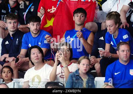 Der britische Tom Daley strickt, während er am ersten Tag der Olympischen Spiele in Paris 2024 in Frankreich das 3-m-Springboard-Finale der Frauen im Aquatics Centre ansieht. Bilddatum: Samstag, 27. Juli 2024. Stockfoto