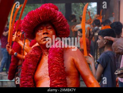 Porträt eines hinduistischen Anhängers mit orangefarbener Farbe auf dem Lal Kach Festival, Dhaka Division, Munshiganj Sadar, Bangladesch Stockfoto