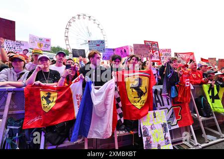 Spa Francorchamps, Belgien. Juli 2024. Rennatmosphäre – Fans auf der Fanzone Stage. Formel-1-Weltmeisterschaft, Rd 14, großer Preis von Belgien, Samstag, 27. Juli 2024. Spa-Francorchamps, Belgien. Quelle: James Moy/Alamy Live News Stockfoto