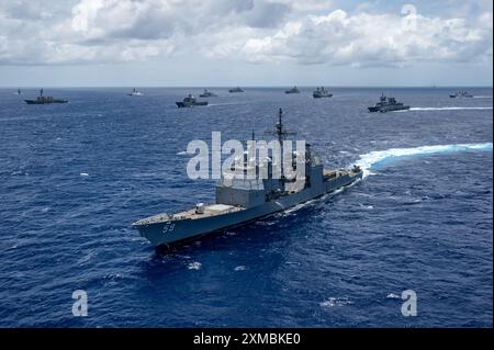 Der Lenkraketenkreuzer USS Princeton (CG 59) der Ticonderoga-Klasse segelt in Formation vor der Küste Hawaiis während der Übung Rim of the Pacific (RIMPAC) Stockfoto