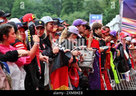 Spa Francorchamps, Belgien. Juli 2024. Rennatmosphäre – Fans auf der Fanzone Stage. Formel-1-Weltmeisterschaft, Rd 14, großer Preis von Belgien, Samstag, 27. Juli 2024. Spa-Francorchamps, Belgien. Quelle: James Moy/Alamy Live News Stockfoto