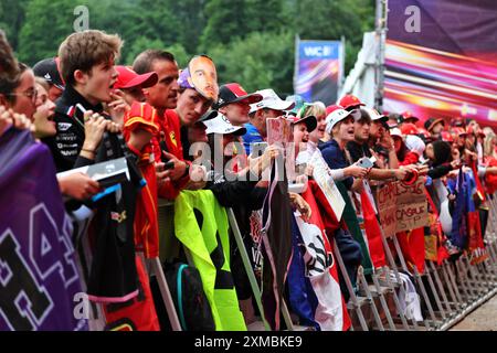 Spa Francorchamps, Belgien. Juli 2024. Rennatmosphäre – Fans auf der Fanzone Stage. Formel-1-Weltmeisterschaft, Rd 14, großer Preis von Belgien, Samstag, 27. Juli 2024. Spa-Francorchamps, Belgien. Quelle: James Moy/Alamy Live News Stockfoto