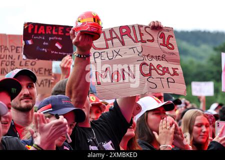 Spa Francorchamps, Belgien. Juli 2024. Rennatmosphäre – Fans auf der Fanzone Stage. Formel-1-Weltmeisterschaft, Rd 14, großer Preis von Belgien, Samstag, 27. Juli 2024. Spa-Francorchamps, Belgien. Quelle: James Moy/Alamy Live News Stockfoto