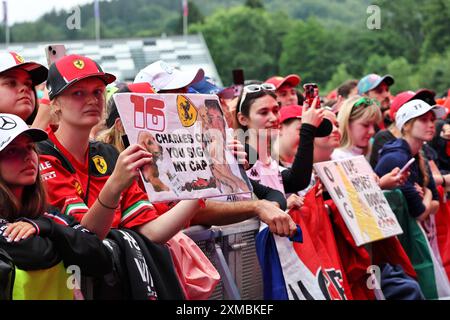 Spa Francorchamps, Belgien. Juli 2024. Rennatmosphäre – Fans auf der Fanzone Stage. Formel-1-Weltmeisterschaft, Rd 14, großer Preis von Belgien, Samstag, 27. Juli 2024. Spa-Francorchamps, Belgien. Quelle: James Moy/Alamy Live News Stockfoto